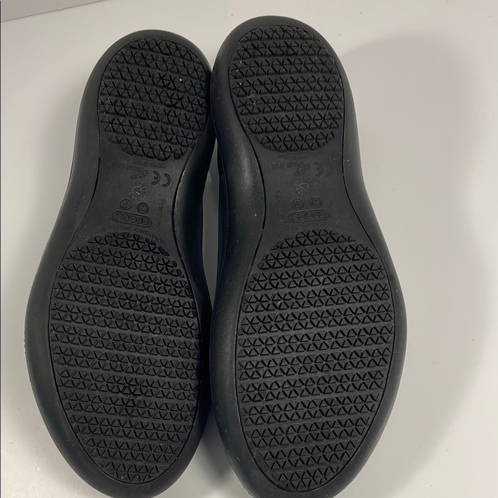 CROCS Black Slip-Resistant Work Flats Size 7 - Picture 4 of 4